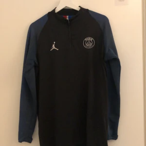 Paris tröja - Säljer min riktigt feta Paris tröja i mycket bra skick. Storlek M