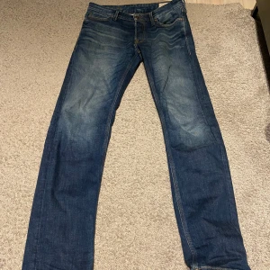 Jack and Jones jeans  - Säljer dessa jeans då de inte kommer till användning. Modellen är mike och storleken W30L34, hör av dig vid fler funderingar:)