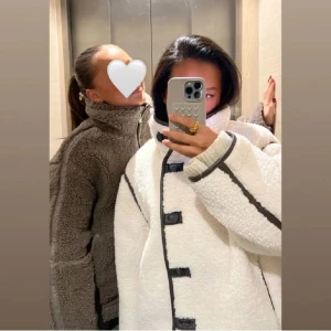 Teddy jacka  - Kollar intresse på denna super gosiga teddyjackan då jag råka köpa två. Slutsåld i butik och online. Lappen är kvar! Buda! Har bud på 800