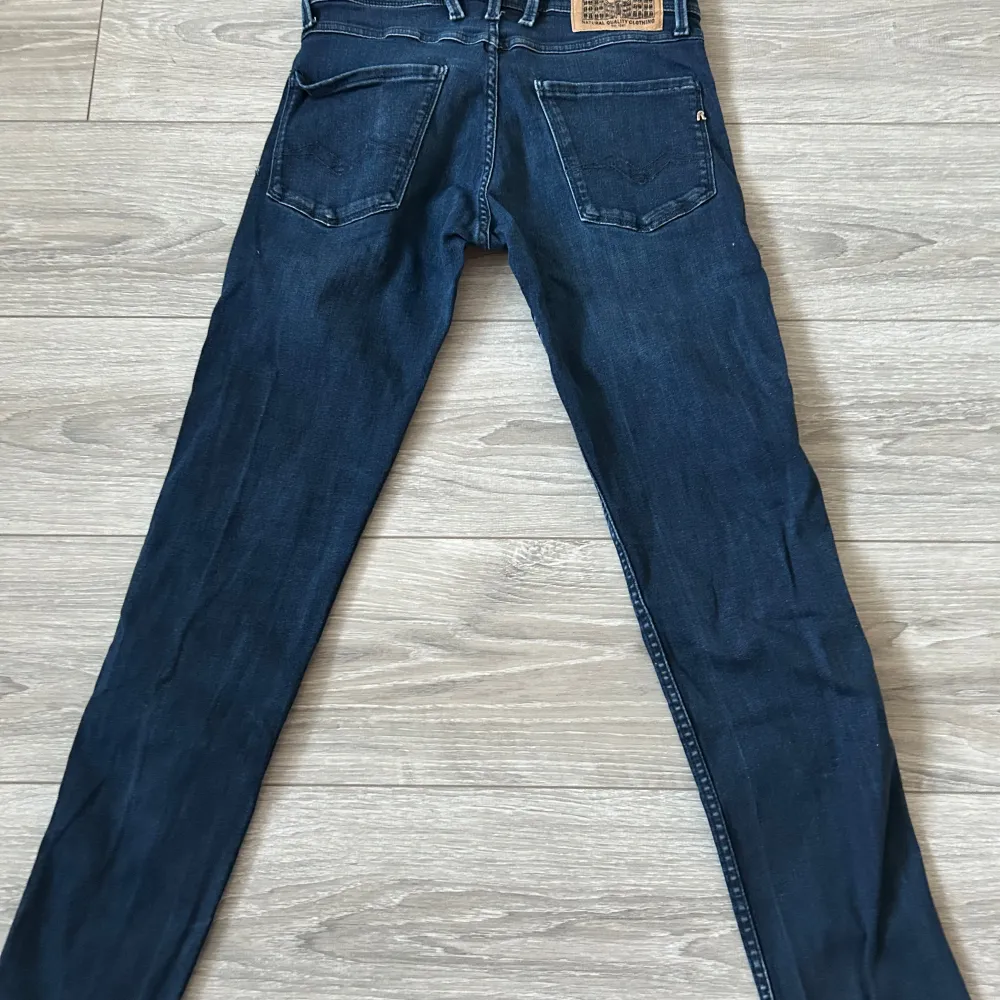 Hej. Säljer nu mina replay jeans som är och är fortfarande trendiga. Jag säljer de här jeansen för dom ej kommer till användning längre. Byxorna i sig är i fint skick bara ett litet hål på vänster sida som knappt är synligt. Kolla 5:e bilden. Jeans & Byxor.