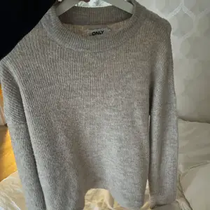 Beige nästan oanvänd stickad tröja från only💗 nypris 500, säljer för 220kr💗Storlek L men är liten i storleken så sitter som S/M