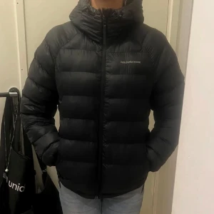 Peak performance jacka💕 - Säljer min vinterjacka ifrån peak performance i stl M. Den är använd en vinter av mig så den är i bra skick förutom att den har gått sönder(sista bilden) som är lagat och inget man tänker på💕 nypris 3200