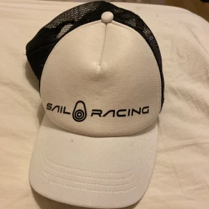 Sail racing keps - Fick av en vän men vill inte ha den längre så säljer den. Liten fläck på skärmen men man märker inte den. 