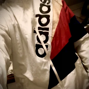 Unik Adidasjacka - On of A kind. Vit som snö