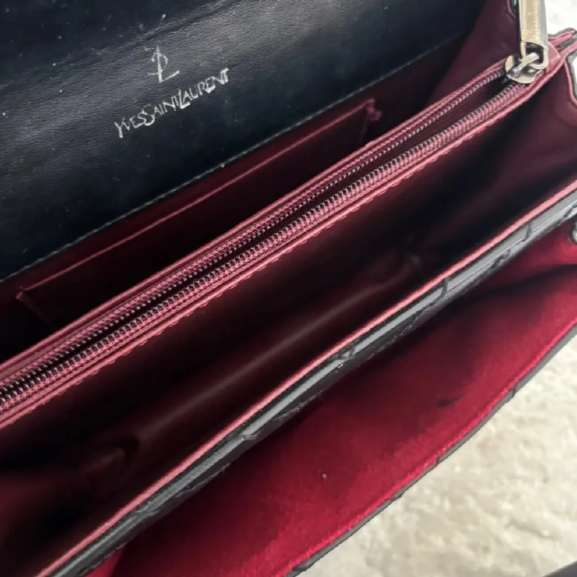 Svart quiltad axelväskafrän Yves Saint Laurent - 91