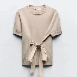 Zara stickad tröja med knytning  - Säljer för att den tyvärr inte kommer till användning,  är i superbra skick och har inga defekter! Skriv till mig för bilder med den på 🩷