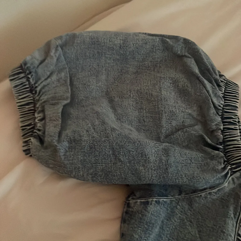 jättefin nästan aldrig använd jeans topp som man knäpper där framme och med puffiga armar. storlek xs . Toppar.