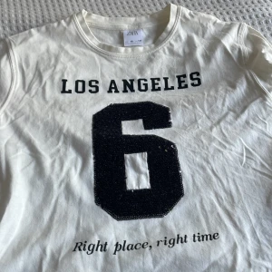 Jätte söt t-shirt - Jätte fin t-shirt i storleken 10y / 140  Den är köpt från zara för kanske 2 år sedan men är aldrig använd då den var för liten och inte gick att byta ut💗