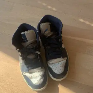 En par helt okej skick Jordans som är väl använda size är 40,50 men passar 41