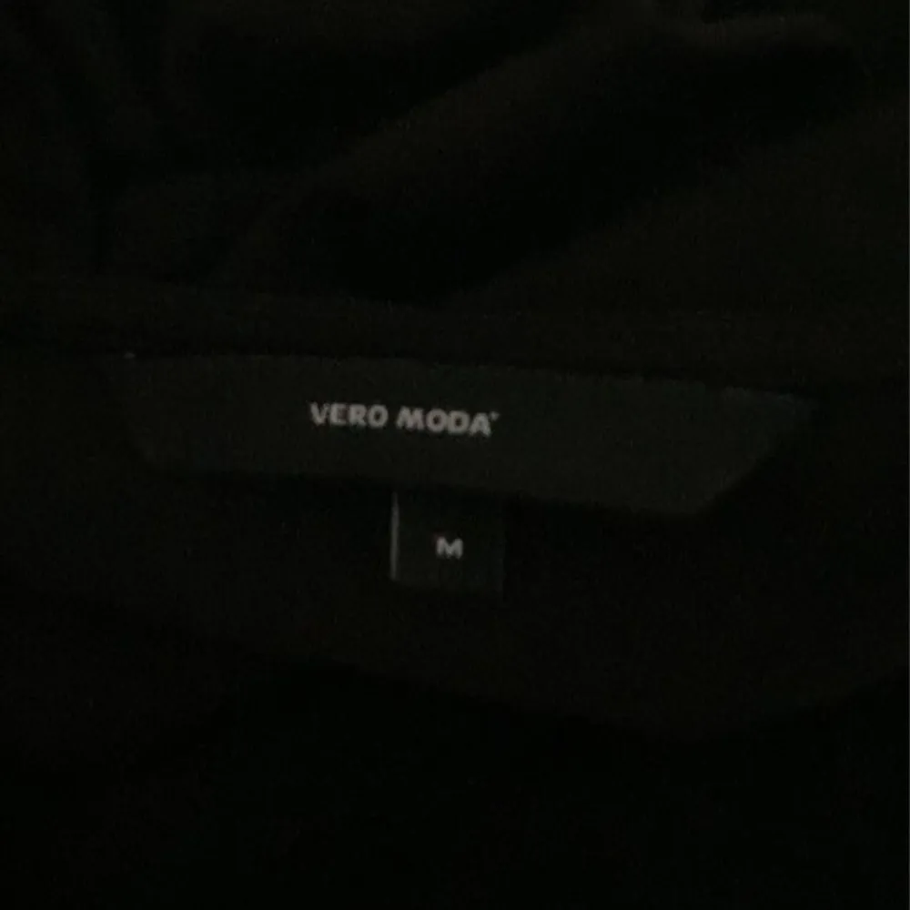 Superfin T-shirt med spets från vero moda. Säljer då den inte kommer till användning. Från Vero Moda men köpt second hand när prislappen var kvar. Lite likt träningsmatrial men skönt på kroppen. Ingen skada på plagget. Hör gärna av er vid frågor🩷. T-shirts.