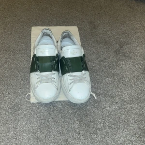 Valentinos opens olivgröna. - Använda ett litet tag Skick 7,5/10 lite slitningar men väldigt bra skick. Har ej kvitto men dustbag följer med. För byten kp.