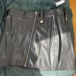Kjol - Jätte fin läder kjol från Pretty little thing aldrig använd
