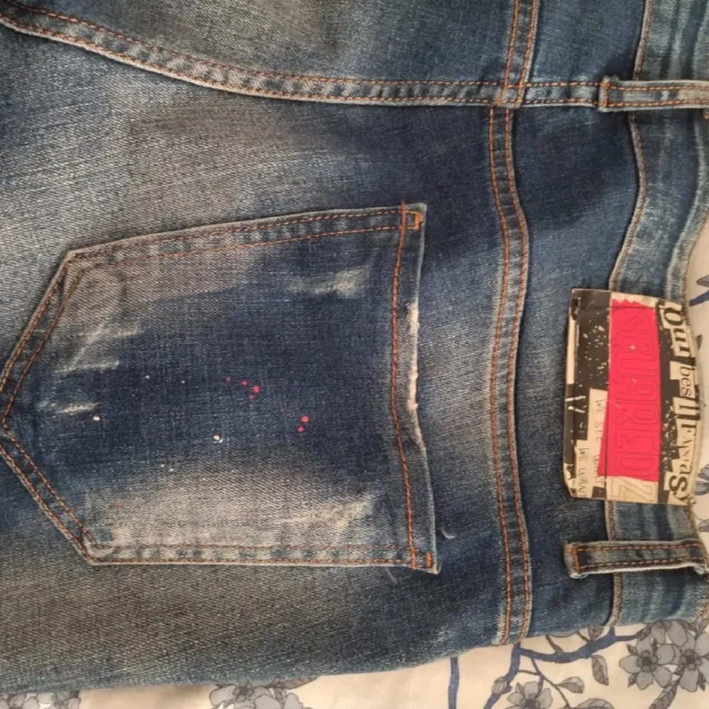 Säljer ett par blå jeans från Dsquared2. dem har många slitningar och är inte så använda. passar mig som är 174 men hade kunnat passa upp till 182. Jeans & Byxor.