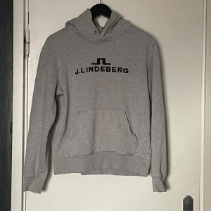 J.Lindberg hoddie - Snöret är borta sedan är lite trådar lösa men annars finns det inga problem, priset går att diskuteras💗