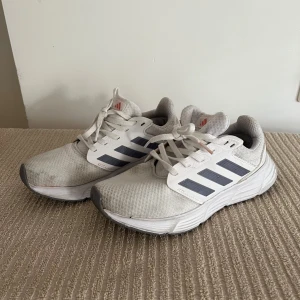 Adidas - Använda.  Blir nog fina efter tvätt. 