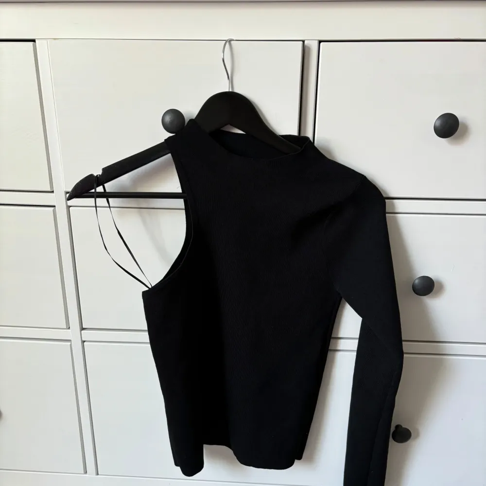 One shoulder topp från mango. Finstickad, lite tjockare i materialet. . Yläosat.