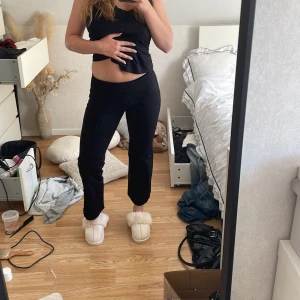 Filippa K kostymbyxor (lågmidjade) - SKIIIT snygga Filippa K kostymbyxor. Jag är 165 och de slutar lite för högt upp på mig tyvärr (se bild) derför säljer jag dem. Dem är i tights matrial så de gör dom både snygga och sköna 💕NYSKICK !!skriv för fler bilder eller funderingar 