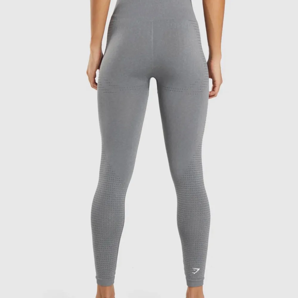 Tränings byxor från gymshark i modellen vital seamless, den är använda men fåtal gånger så dem är i mycket fint skicka . Sportswear.