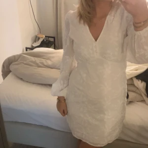 Vit klänning - Säljer denna fina klänning i nytt skick, som har prislapp kvar då jag ej får användning för den. Nypris 699kr. Pris går att diskutera 