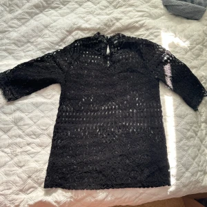 Spets topp Zara - Säljer denna topp i nyskick från Zara. Spets, storlek S! 