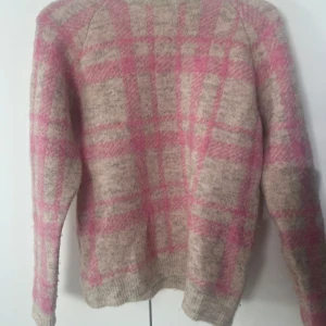 As snygg stickad🩷🤍 - Stickad tröja från Carin Wester. I Kashmir och välldigt fint skick. Snygg till hösten och vintern och speciellt till skidsäsongen.💞🧸