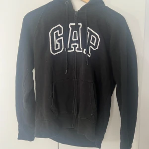 Gap hoodie - Fin zip hoodie i lite vintage stil men knappt använd och helt nyinköpt! Välldigt mysig nu till hösten och vintern, passar till mycket🩷