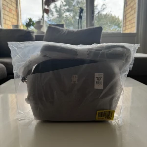 Tommy Hilfiger POPPY CROSSOVER - Axelremsväska - black - Oöppnad, oanvänd, i original emballage/förpackning. Original pris 899kr. Kvitto finns.