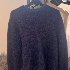 Stickad tröja - Säljer mörk blå super fin stickad tröja. Köpt för 500 kan tänka mig sälja för 250💙💙