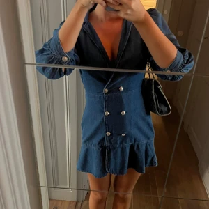 Sååå najs jeansklänning💙💙💙 - Så unik och snygg jeansklänning som inte går att få tag i!❣️Passar så bra nu sensommar/höst💙Använd några gånger bara, så i bra skick!! Står ingen storlek men passar S-M🥰