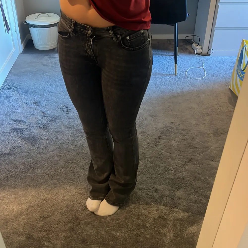 Mörkgråa jeans från ginatricot bra skick bara lite trasiga längst ner vid hälarna. Storlek 34 använda fåtal gånger💗skriv för fler frågor 🤗. Jeans & Byxor.