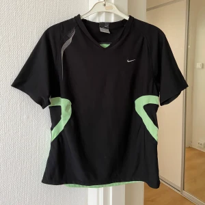 Vintage Nike - En vintage Nike sport-topp, dam storlek 🖤💚 Så snygg o bekväm, storlek L 🪴 Sitter som en babytee på storlek 42-44! I perfekt skick, köpt secondhand 🪐 