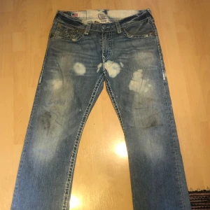 True religion jeans  - True religion jeans  Är ett ganska stort hål på baksidan men går att antigen sy ihop eller bara rocka dom med hålet, personligen tycker jag bara de är fet. Är även smutsiga på knäna men samma med det är bara karaktär i mina ögon 