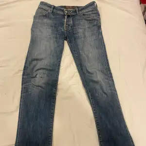 Säljer ett par Jacob Cohen jeans 622 comfort med några schyssta slitningar. Väldigt bra skick. Pris går att diskutera!