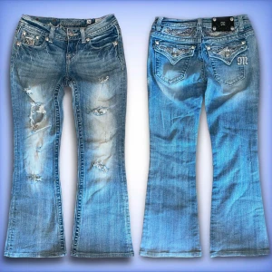 Miss me Jeans  - Ett par jätte fina bootcut, lågmidjade miss me Jeans, dem är smått uppsydda och smått slitna i midjan💙 hör av dig ifall du har frågor!