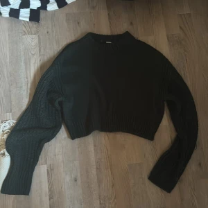 Croppad stickad tröja - Väldigt mysig Croppad grön stickad tröja