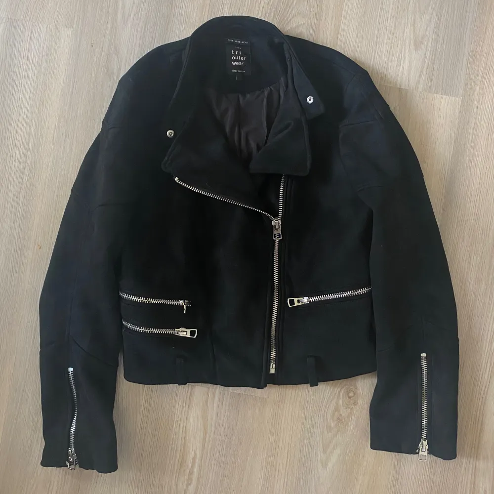 Säljer en snygg svart mockajacka från Zara. Den har en cool bikerstil med flera dragkedjor fram och på ärmarna. Jackan är perfekt för höst och vår, och ger en edgy touch till vilken outfit som helst. Den är i bra skick och redo för nya äventyr!. Jackor.