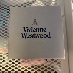 Vivienne westwood halsband - Kommer aldrig till användning längre så har bestämt att sälja den. Skriv gärna om du har frågor eller vill ha fler bilder