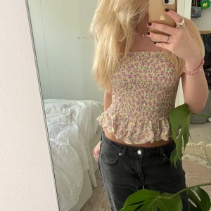 Blommig topp - Jättesöt gul blommig bandeu topp! 