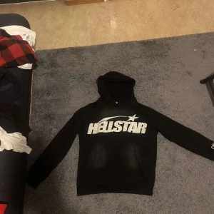 Hellstar hoodie - Bra skick kom privat för mer frågor eller bilder