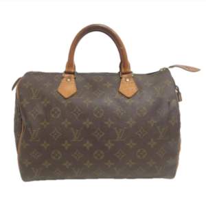 Louis Vuitton Speedy 30. Ett måste i väskkollektionen! Bra storlek för både vardagsbruk och resor. Perfekt att använda som skol-/arbetsväska. Speedy ger en touch av lyx och stil till varje outfit.