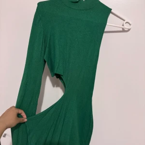 Klänning - Klänning från NAKD storlek M, lite liten i storleken men har cutout vid sidan + spårbarsfrakt 65 kr