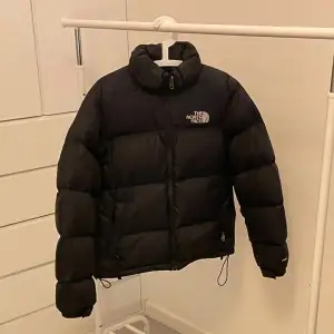 Riktigt varm o skön pufferjacka från The North Face! Perfekt till vintern! Toppskick förutom en pytte repa på ena axeln. Nypris ligger strax under 4000kr, mitt pris 1200kr! Tveka inte att fråga om ni har några funderingar! 