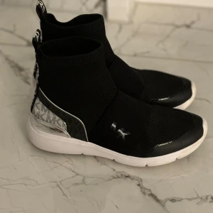 Micheal kors skor  - Dessa skor är använda ca en höst, De är väldigt bekväma, enkla och perfekta för dig som söker moderna och funktionella skor. De är i storlek 36 men skulle nog passat en 37 också. Har haft de i nästan ett års tid. 