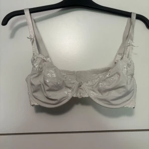 Bh - Bh i vitt beige och rosa kan köpas för sig för 20kr annars 10 kr st 