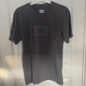 Cp company t-shirt i storlek S Använd fåtal gånger Köpt på NK ( kvitto finns )