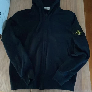 Stone island tröja zip - Tröjan är i bra skick men badgen är inte helt hundra, där av priset!! (Tröjan är mörkblå)