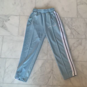Palm angels byxor - Tjena jag säljer nu mina Palm angels byxor eftersom de inte kommer till andvändning de har knappast kommit till andvändning det vill säga att de är väldigt fint skick det är storlek m passar alla i midjan och mellan 175-185 långa😎