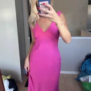 Långklänning  - Säljer denna långklänning då den aldrig kommit till användning, helt ny🥰