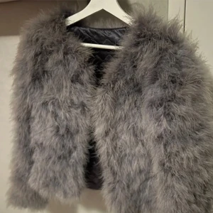 Pälsjacka - Suuuuupersnygg pälsjacka som köptes i våras men tyckte inte att den passade mig. Fint skick, jättefluffig o mysig!❤️❤️
