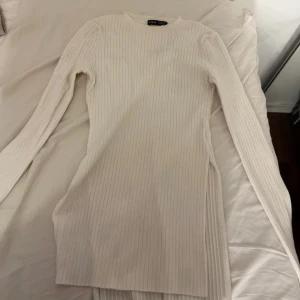 Tröja vit  - Säljer denna tröja som jag aldrig använt i storlek S men passar som xs också 